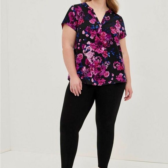 NWOT TORRID LIGHTWEIGHT SPLIT FRONT TOP BLACK WITH PINK FLOWERS - Picture 1 of 3